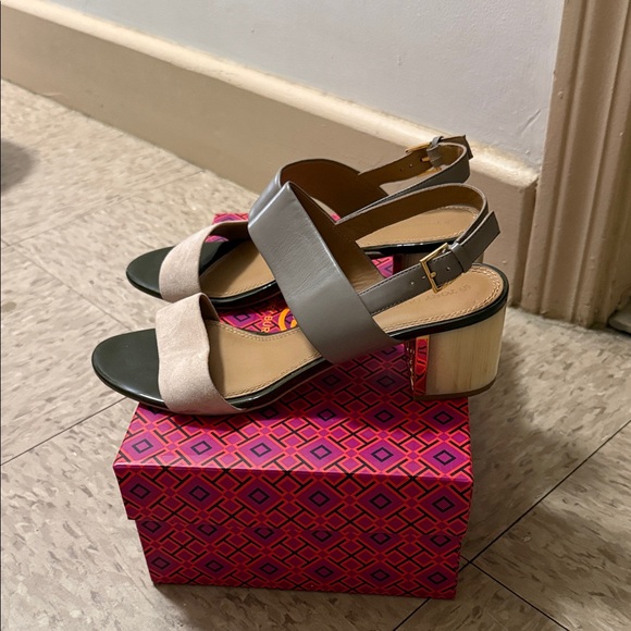 Tory Burch Two-Tone Sandals in Gray and Cream - Picture 3 of 7